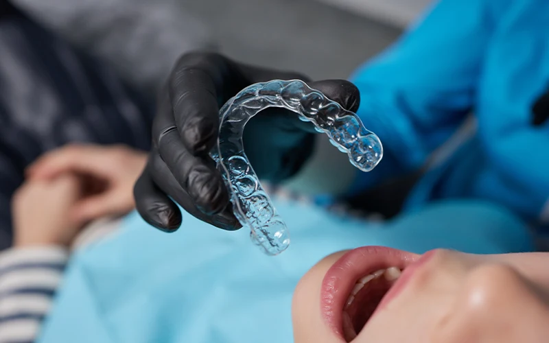 Smile Dental - Studio Dentistico a Sestu - L’ortodonzia invisibile è adatta a pazienti di tutte le età, sia adulti che adolescenti, che desiderano correggere: Denti affollati, Spaziature tra i denti, Malocclusioni (come morso aperto o morso incrociato), Denti storti o mal posizionati, Difficoltà nella masticazione